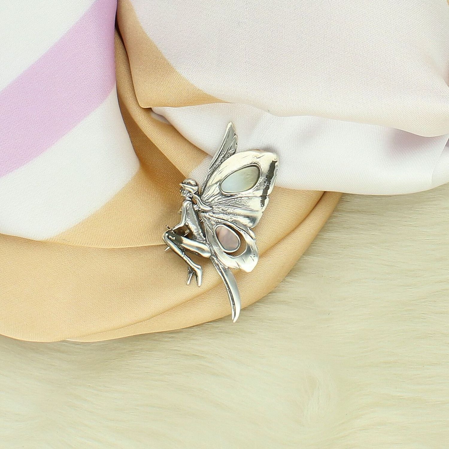 Elegancka srebrna broszka damska w kształcie wróżki, wykonana ze srebra próby 925 i zdobiona masą perłową. Lekka biżuteria o wadze 3,45 g, idealna na prezent.1.jpg