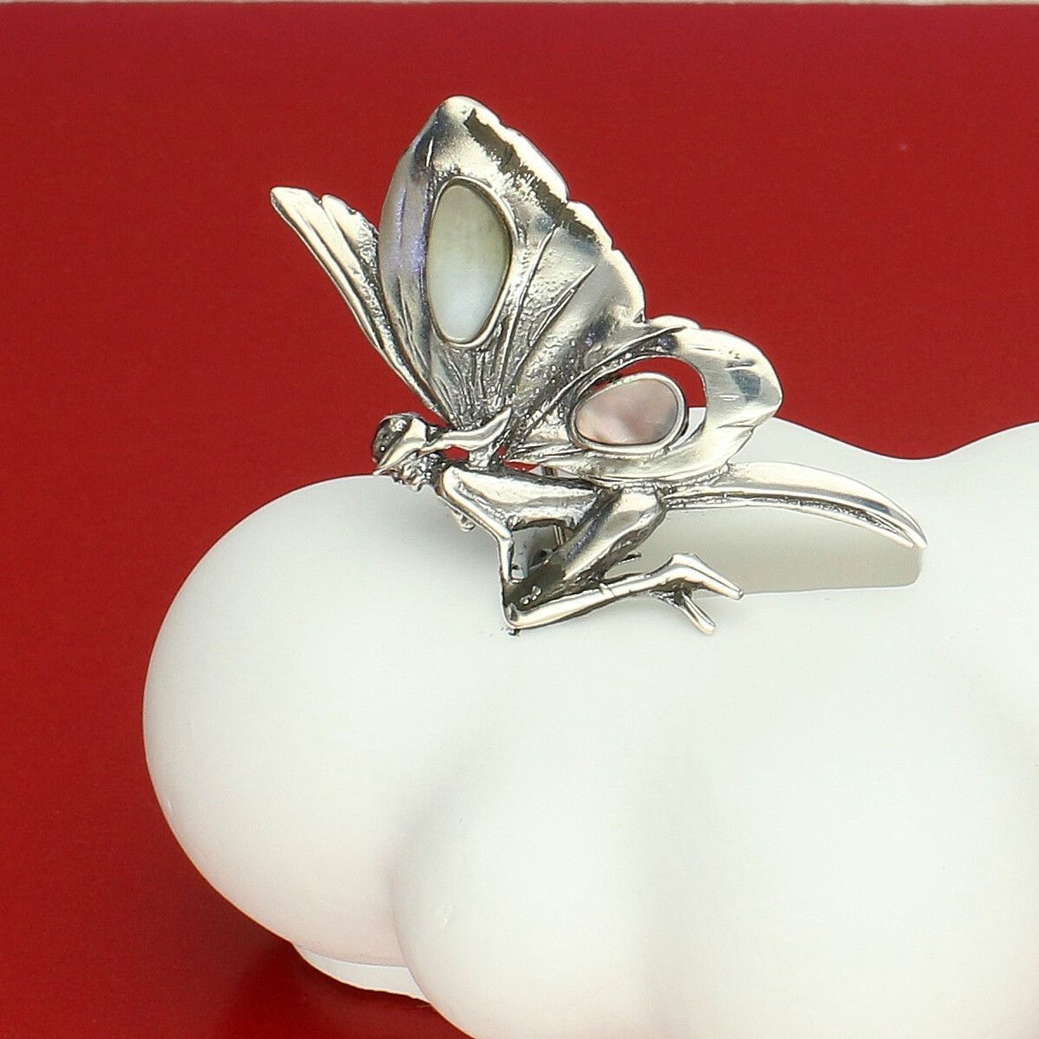 Elegancka srebrna broszka damska w kształcie wróżki, wykonana ze srebra próby 925 i zdobiona masą perłową. Lekka biżuteria o wadze 3,45 g, idealna na prezent.1.jpg