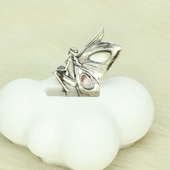 Elegancka srebrna broszka damska w kształcie wróżki, wykonana ze srebra próby 925 i zdobiona masą perłową. Lekka biżuteria o wadze 3,45 g, idealna na prezent.3.jpg