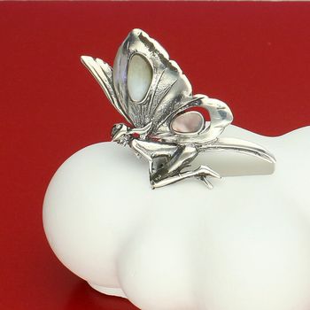 Elegancka srebrna broszka damska w kształcie wróżki, wykonana ze srebra próby 925 i zdobiona masą perłową. Lekka biżuteria o wadze 3,45 g, idealna na prezent.4.jpg