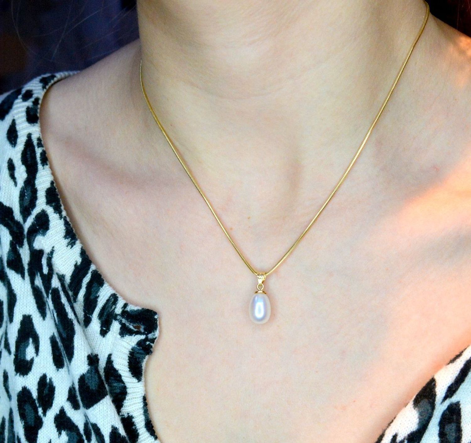 Złota zawieszka 585 z owalna perełką DIA-ZAW-Z1CN1-585. Zjawiskowa zawieszka ozdobiona śliczną perełką. Perełka w lśniącej oprawie złota prezentują się bardzo elegancko. Dodatkowym atutem biżuterii damskiej jest drobna f.jpg