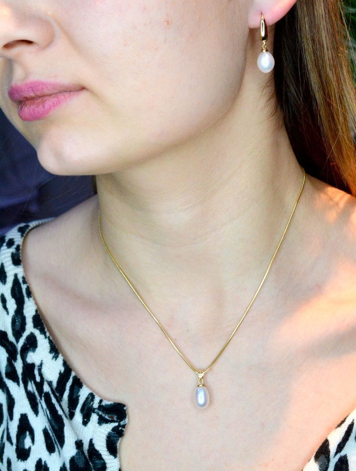 Złota zawieszka 585 z owalna perełką DIA-ZAW-Z1CN1-585. Zjawiskowa zawieszka ozdobiona śliczną perełką. Perełka w lśniącej oprawie złota prezentują się bardzo elegancko. Dodatkowym atutem biżuterii damskiej jest drobna f.jpg