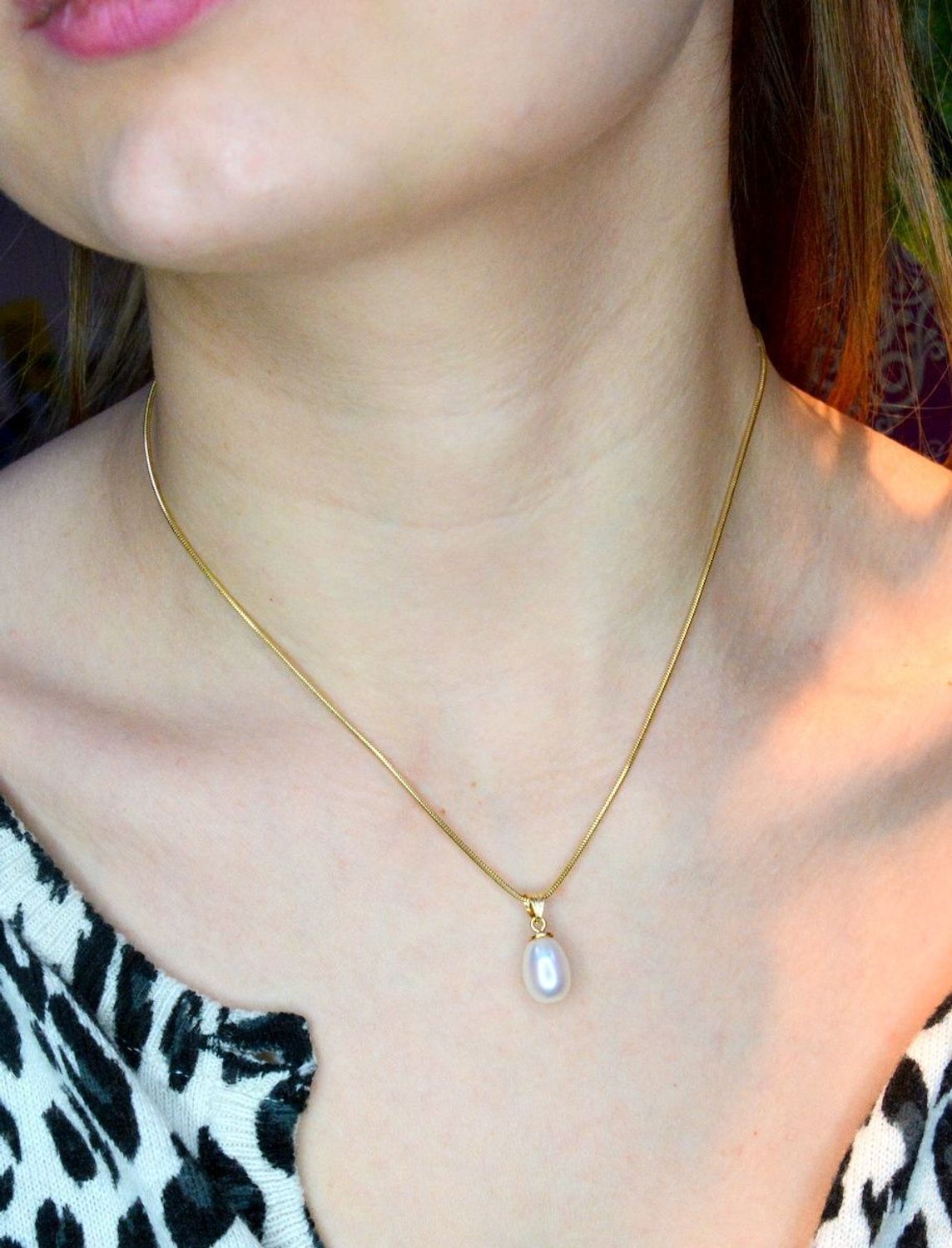 Złota zawieszka 585 z owalna perełką DIA-ZAW-Z1CN1-585. Zjawiskowa zawieszka ozdobiona śliczną perełką. Perełka w lśniącej oprawie złota prezentują się bardzo elegancko. Dodatkowym atutem biżuterii damskiej jest drobna f.jpg