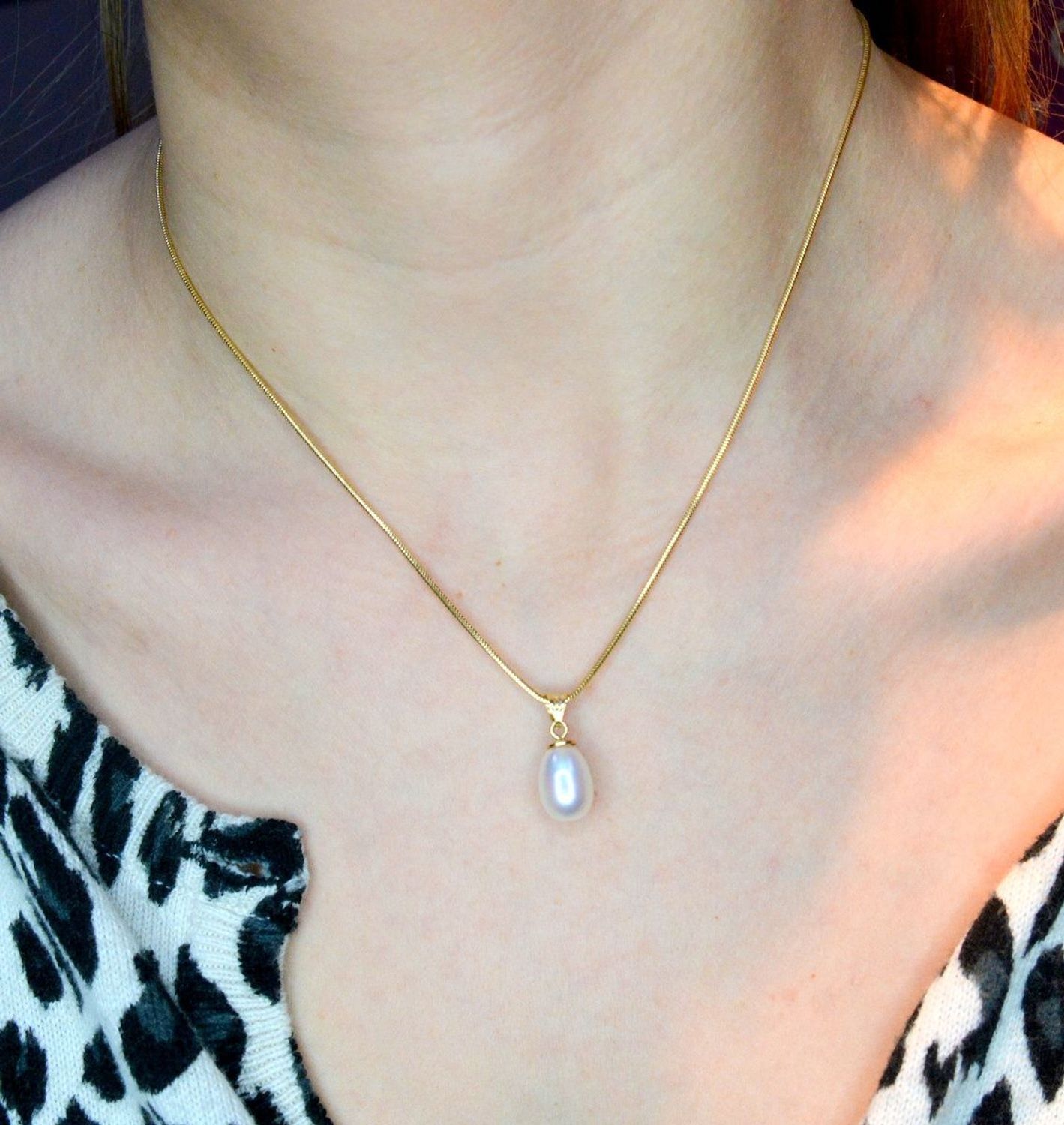 Złota zawieszka 585 z owalna perełką DIA-ZAW-Z1CN1-585. Zjawiskowa zawieszka ozdobiona śliczną perełką. Perełka w lśniącej oprawie złota prezentują się bardzo elegancko. Dodatkowym atutem biżuterii damskiej jest drobna f.jpg