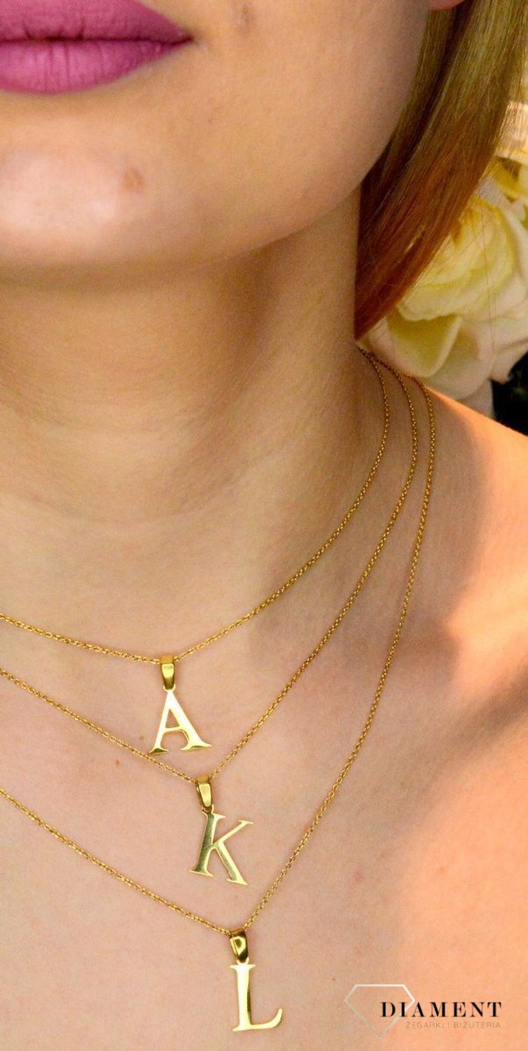 Stalowa zawieszka pozłacana Literka A 1,5 cm DIA-ZAW-ZA20617-STAL. Jedyna w swoim rodzaju stalowa zawieszka w kształcie literki A. Wisiorek został wykonany ze stali alergicznej w pozłoceniu. Modny wzór zawieszki będzie się piękn.JPEG