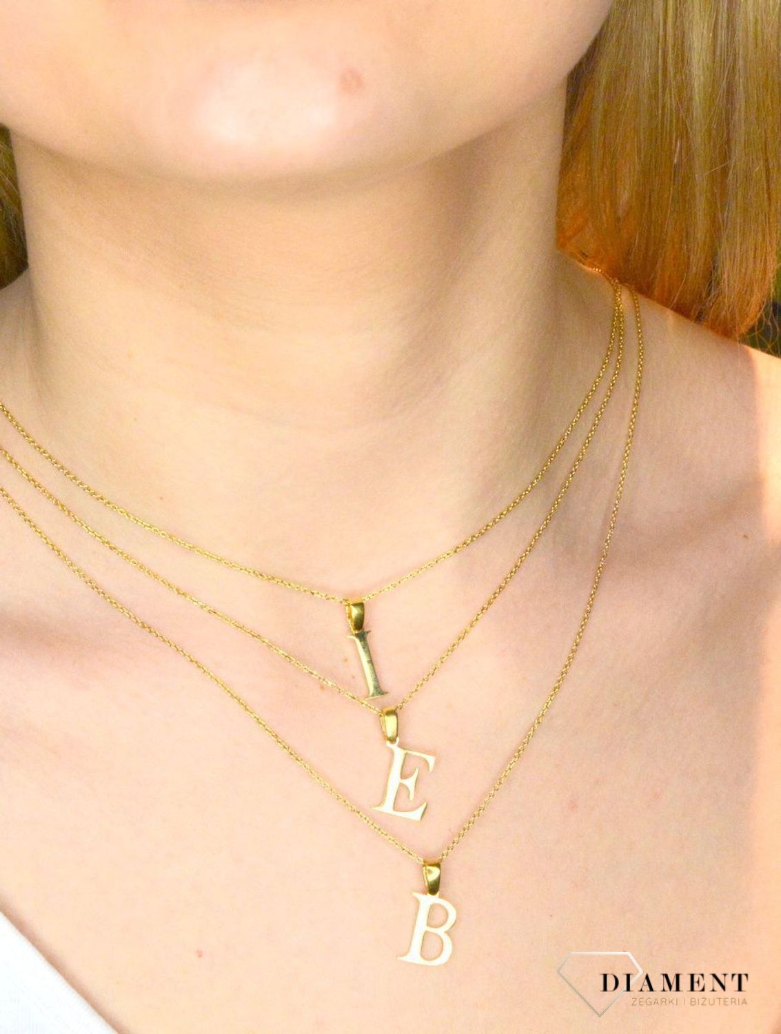 Stalowa zawieszka pozłacana Literka B 1,5 cm  DIA-ZAW-ZB20617-STAL. Jedyna w swoim rodzaju stalowa zawieszka w kształcie literki B. Wisiorek został wykonany ze stali alergicznej w pozłoceniu. Modny wzór zawieszki będzie się pięk.JPEG