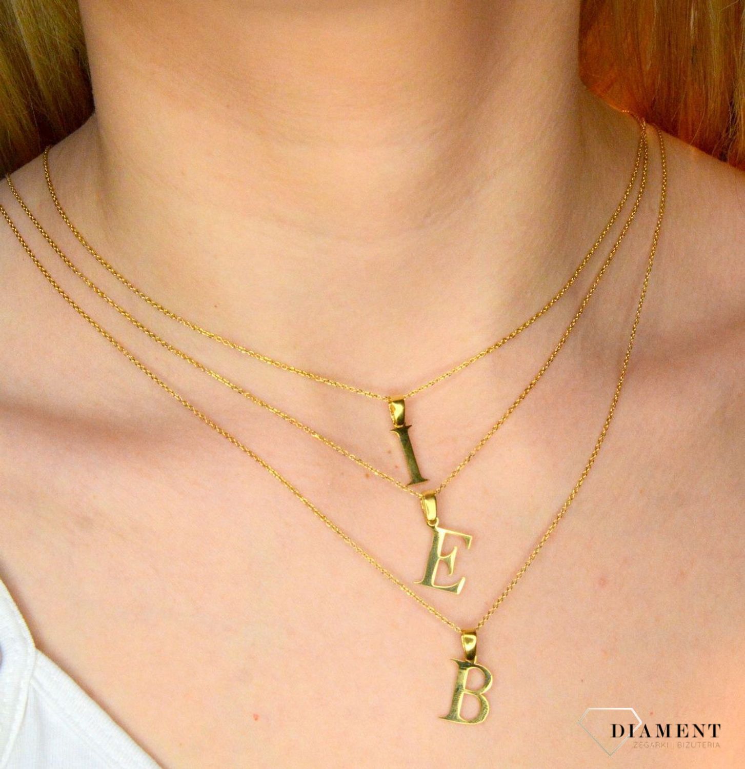 Stalowa zawieszka pozłacana Literka B 1,5 cm  DIA-ZAW-ZB20617-STAL. Jedyna w swoim rodzaju stalowa zawieszka w kształcie literki B. Wisiorek został wykonany ze stali alergicznej w pozłoceniu. Modny wzór zawieszki będzie się pięk.JPEG