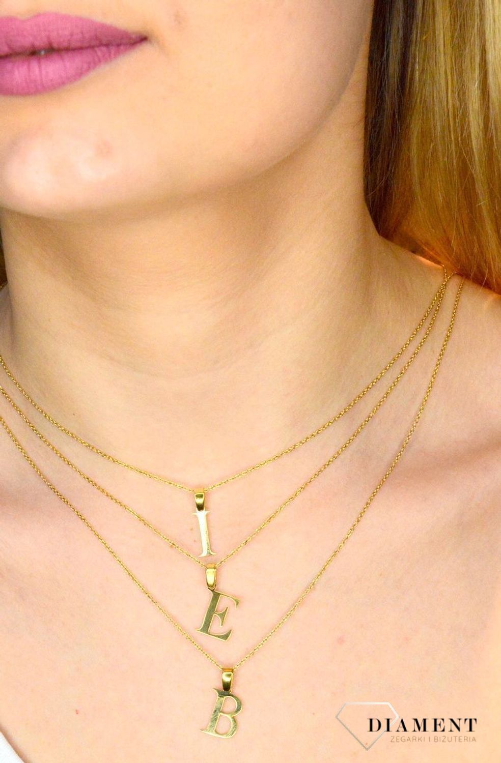 Stalowa zawieszka pozłacana Literka I 1,5 cm DIA-ZAW-ZI20617-STAL. Jedyna w swoim rodzaju stalowa zawieszka w kształcie literki I. Wisiorek został wykonany ze stali alergicznej w pozłoceniu. Modny wzór zawieszki będzie się pięk.JPG