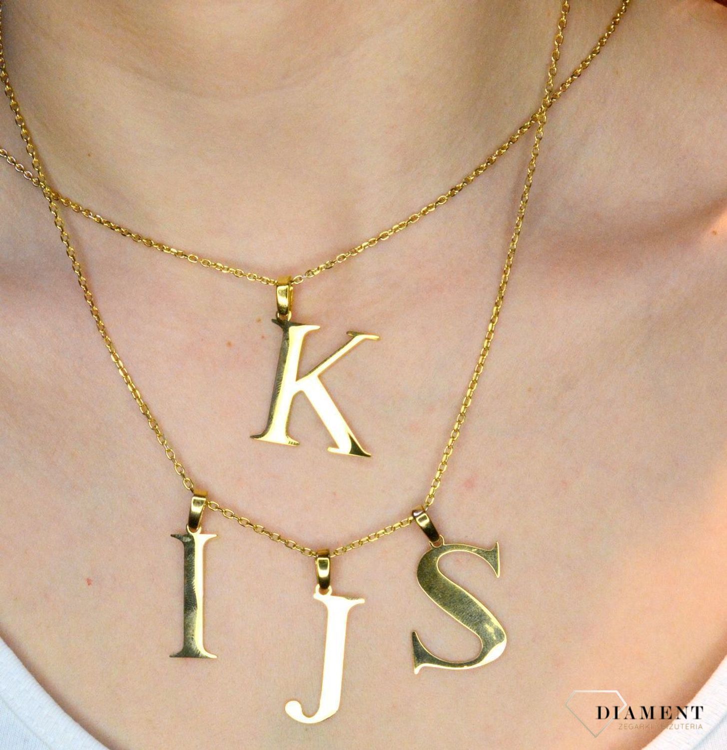 Stalowa zawieszka pozłacana Literka J 2,5 cm DIA-ZAW-ZJ10819-STAL. Jedyna w swoim rodzaju stalowa zawieszka w kształcie literki J. Wisiorek został wykonany ze stali alergicznej w pozłoceniu. Modny wzór zawieszki będzie się piękn.JPEG