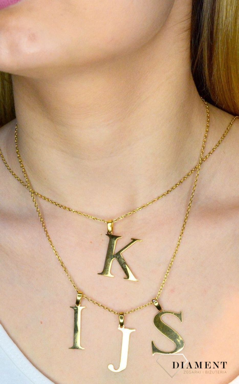 Stalowa zawieszka pozłacana Literka J 2,5 cm DIA-ZAW-ZJ10819-STAL. Jedyna w swoim rodzaju stalowa zawieszka w kształcie literki J. Wisiorek został wykonany ze stali alergicznej w pozłoceniu. Modny wzór zawieszki będzie się piękn.JPEG