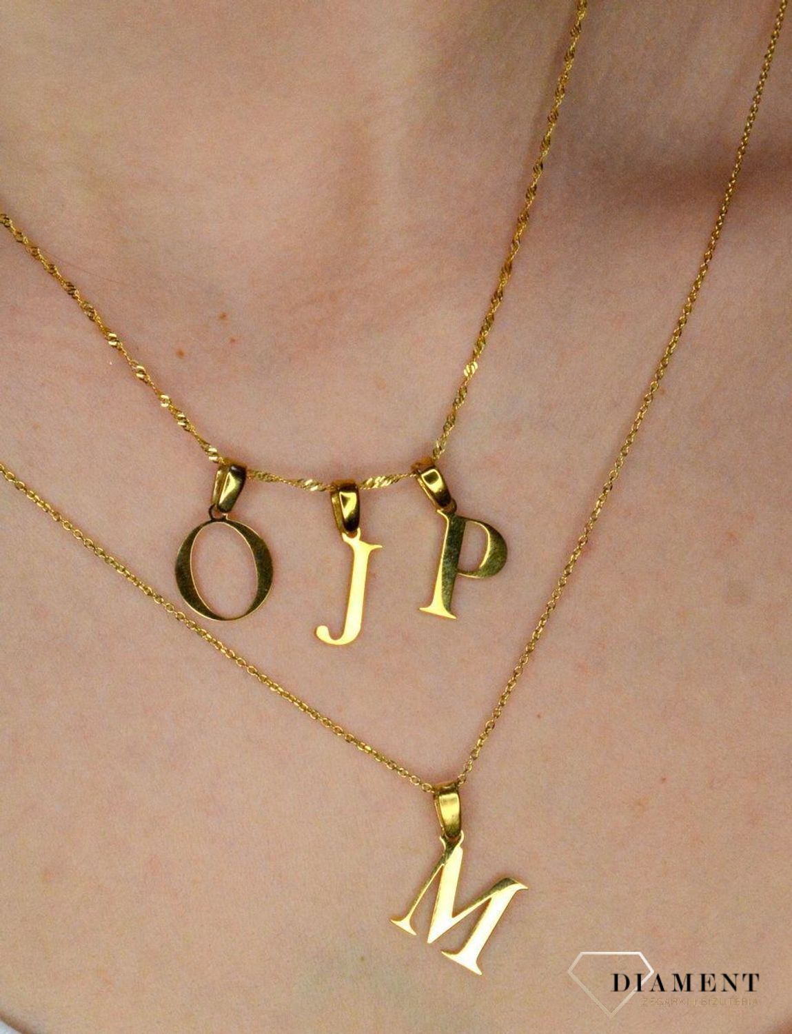 Stalowa zawieszka pozłacana Literka J 1,5 cm DIA-ZAW-ZJ20617-STAL. Jedyna w swoim rodzaju stalowa zawieszka w kształcie literki J. Wisiorek został wykonany ze stali alergicznej w pozłoceniu. Modny wzór zawieszki idealny na prez.JPEG