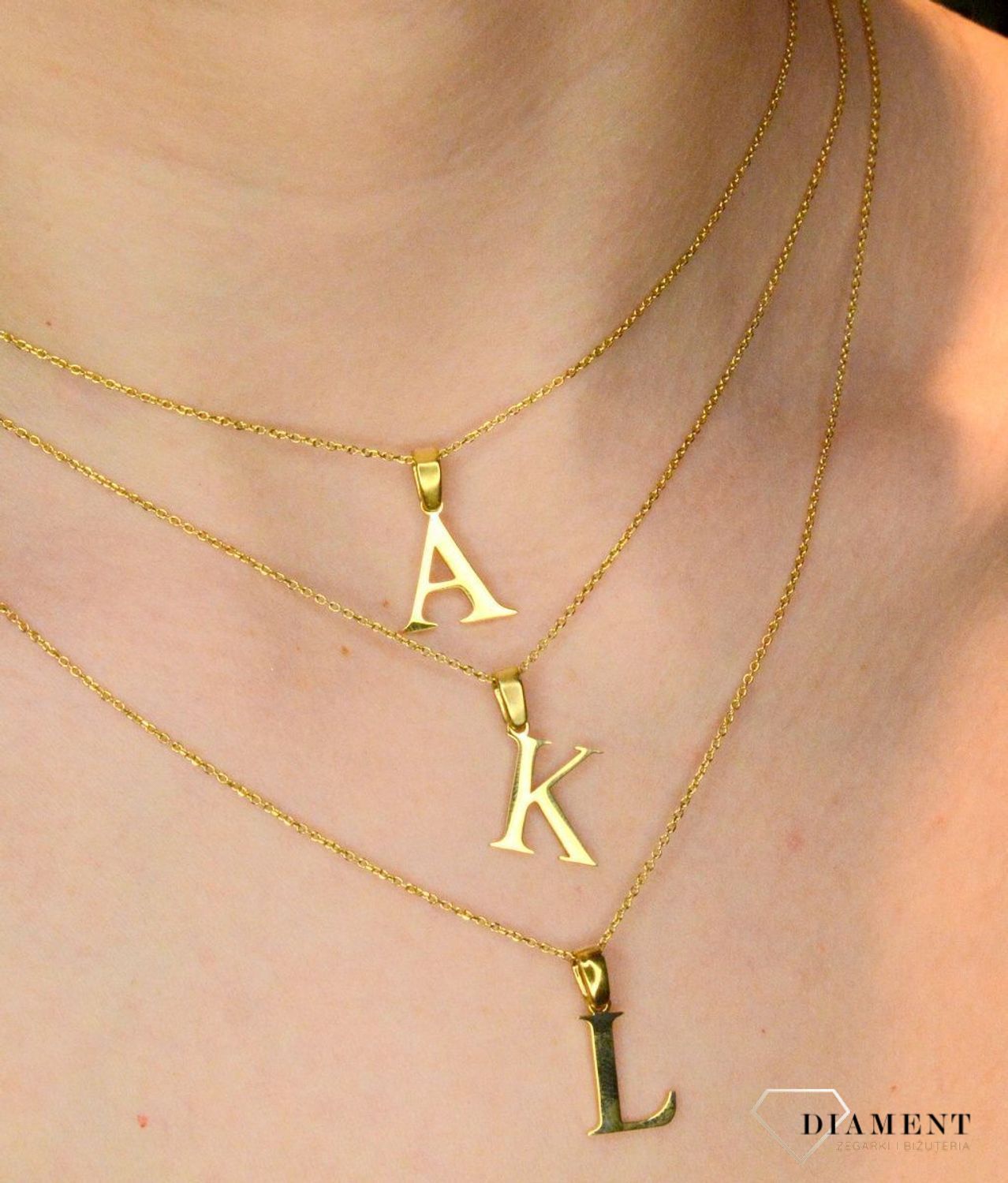 Stalowa zawieszka pozłacana Literka L 1,5 cm DIA-ZAW-ZL20617-STAL. Jedyna w swoim rodzaju stalowa zawieszka w kształcie literki L. Wisiorek został wykonany ze stali alergicznej w pozłoceniu. Modny wzór zawieszki będzie się pięk.JPEG