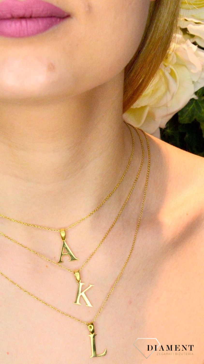 Stalowa zawieszka pozłacana Literka L 1,5 cm DIA-ZAW-ZL20617-STAL. Jedyna w swoim rodzaju stalowa zawieszka w kształcie literki L. Wisiorek został wykonany ze stali alergicznej w pozłoceniu. Modny wzór zawieszki będzie się pięk.JPEG