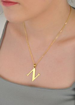 Zawieszka stalowa literka N pozłacana, DIA-ZAW-ZN10819-STAL Elegancka zawieszka w kształcie literki N, wykonana ze stali nierdzewnej i pozłacana, co zapewnia jej trwałość i wyjątkowy wygląd (2).JPG