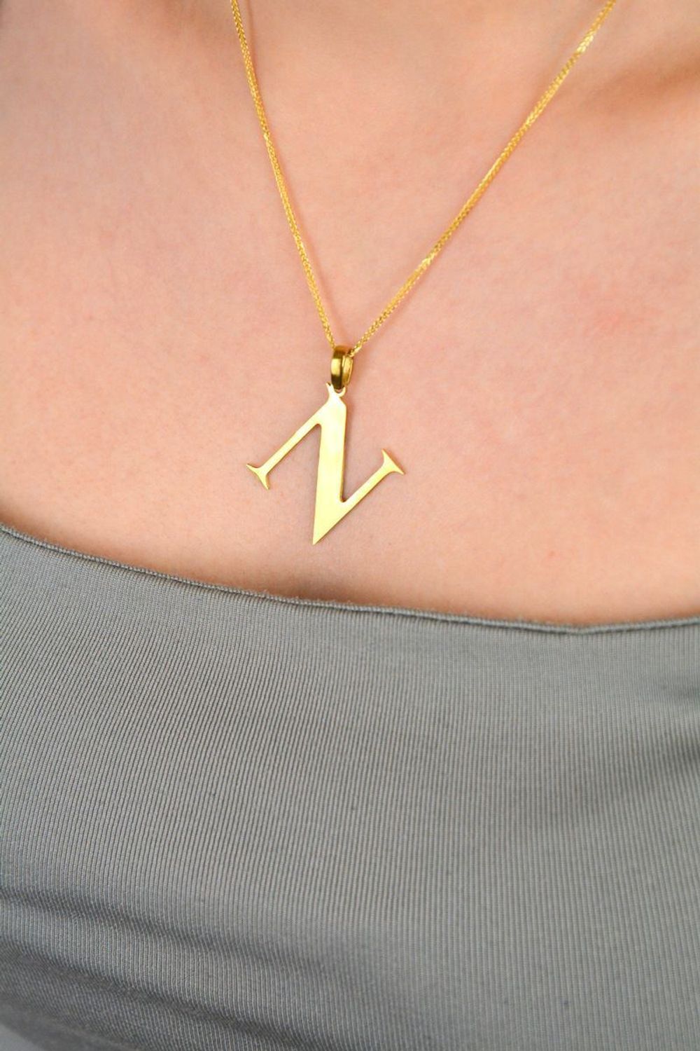 Zawieszka stalowa literka N pozłacana, DIA-ZAW-ZN10819-STAL Elegancka zawieszka w kształcie literki N, wykonana ze stali nierdzewnej i pozłacana, co zapewnia jej trwałość i wyjątkowy wygląd. 1.jpg