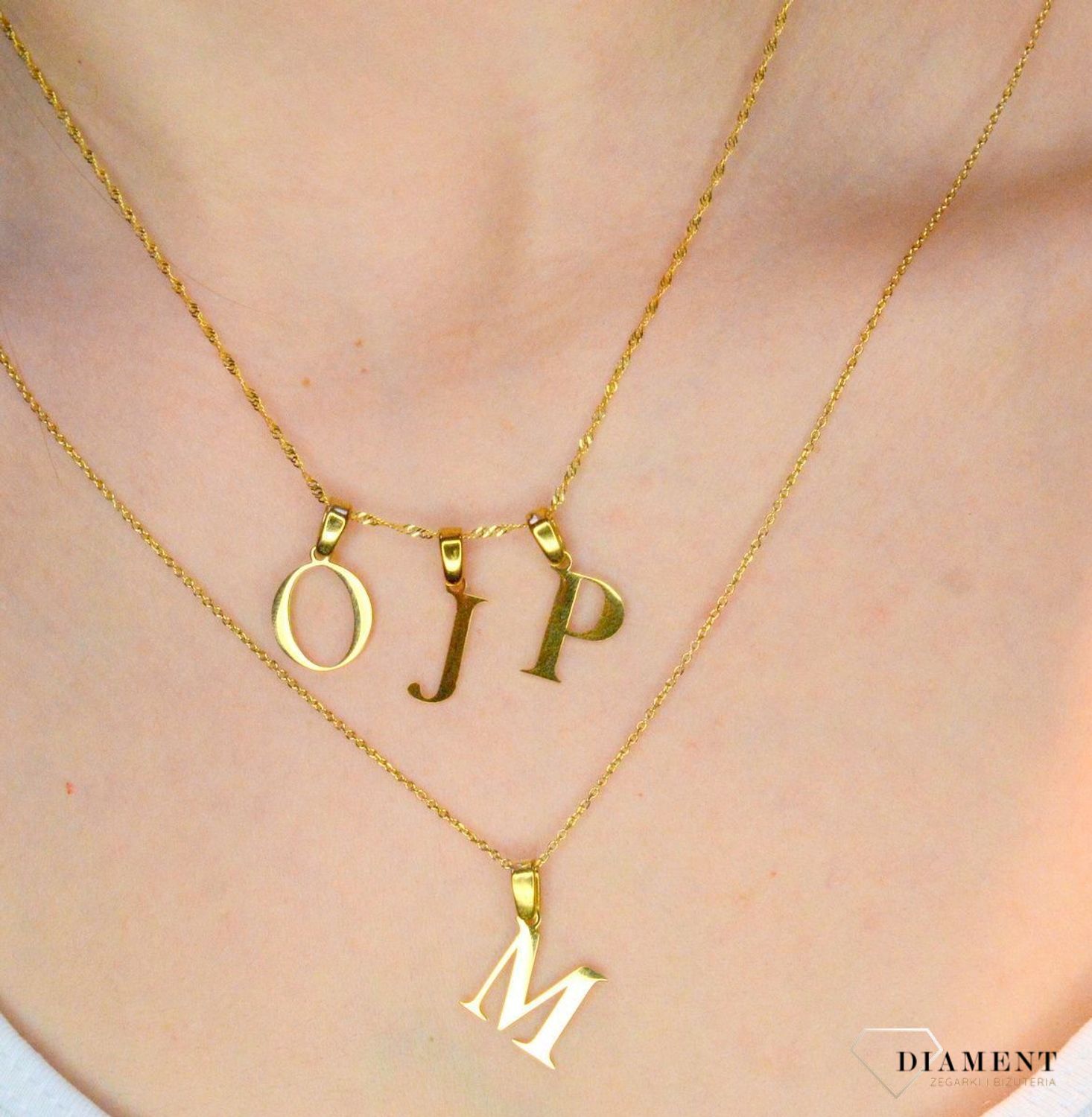 Stalowa zawieszka pozłacana Literka O 1,5 cm DIA-ZAW-ZO20617-STAL. Jedyna w swoim rodzaju stalowa zawieszka w kształcie literki O Wisiorek został wykonany ze stali alergicznej w pozłoceniu. Modny wzór zawieszki idealny na prez.JPEG