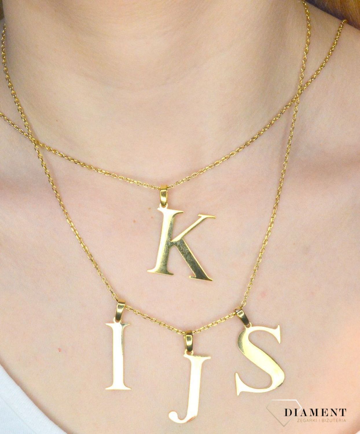 Stalowa zawieszka pozłacana Literka S 2,5 cm DIA-ZAW-ZS10819-STAL. Jedyna w swoim rodzaju stalowa zawieszka w kształcie literki S. Wisiorek został wykonany ze stali alergicznej w pozłoceniu. Modny wzór zawieszki będzie się piękn.JPG