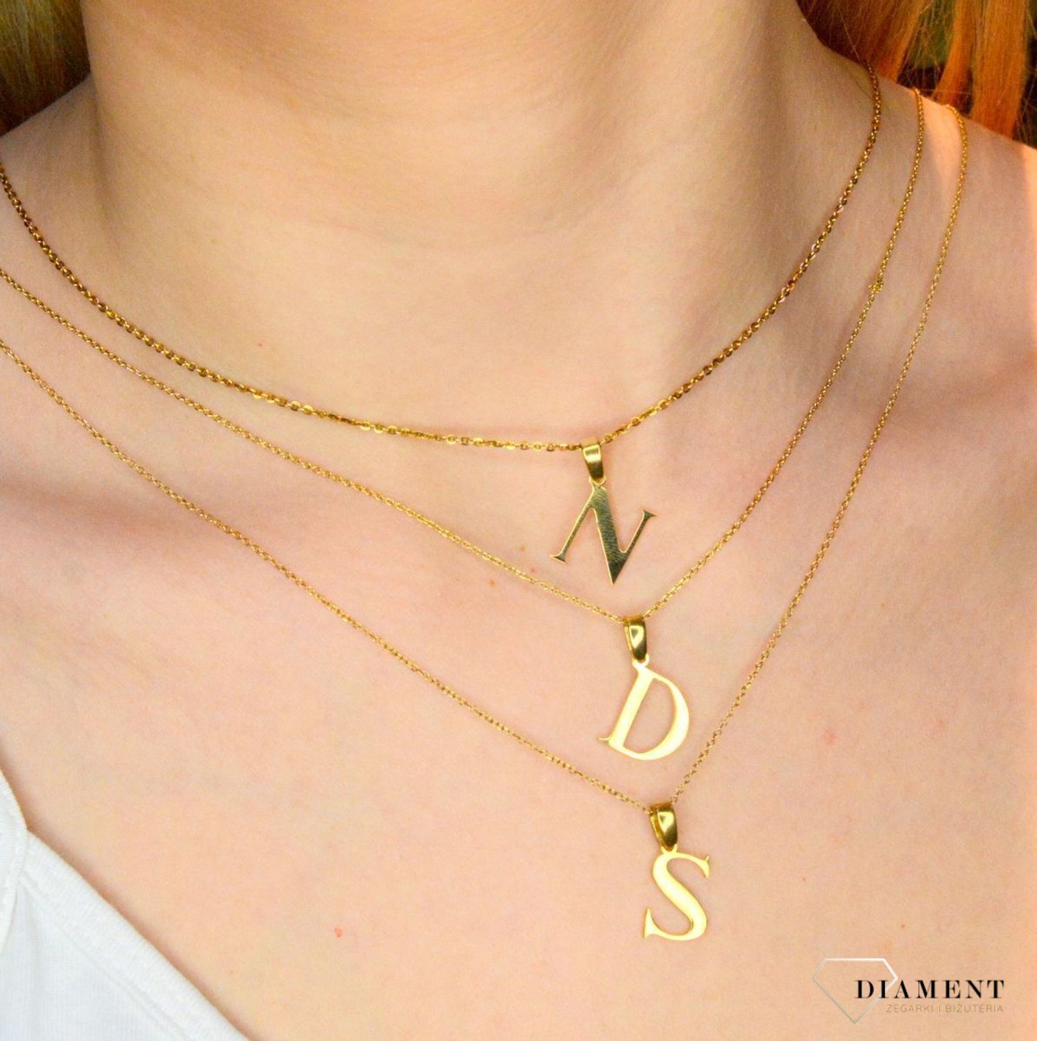 Stalowa zawieszka pozłacana Literka S 1,5 cm DIA-ZAW-ZS20617-STAL. Jedyna w swoim rodzaju stalowa zawieszka w kształcie literki S. Wisiorek został wykonany ze stali alergicznej w pozłoceniu. Modny wzór zawieszki idealny na preze.JPEG