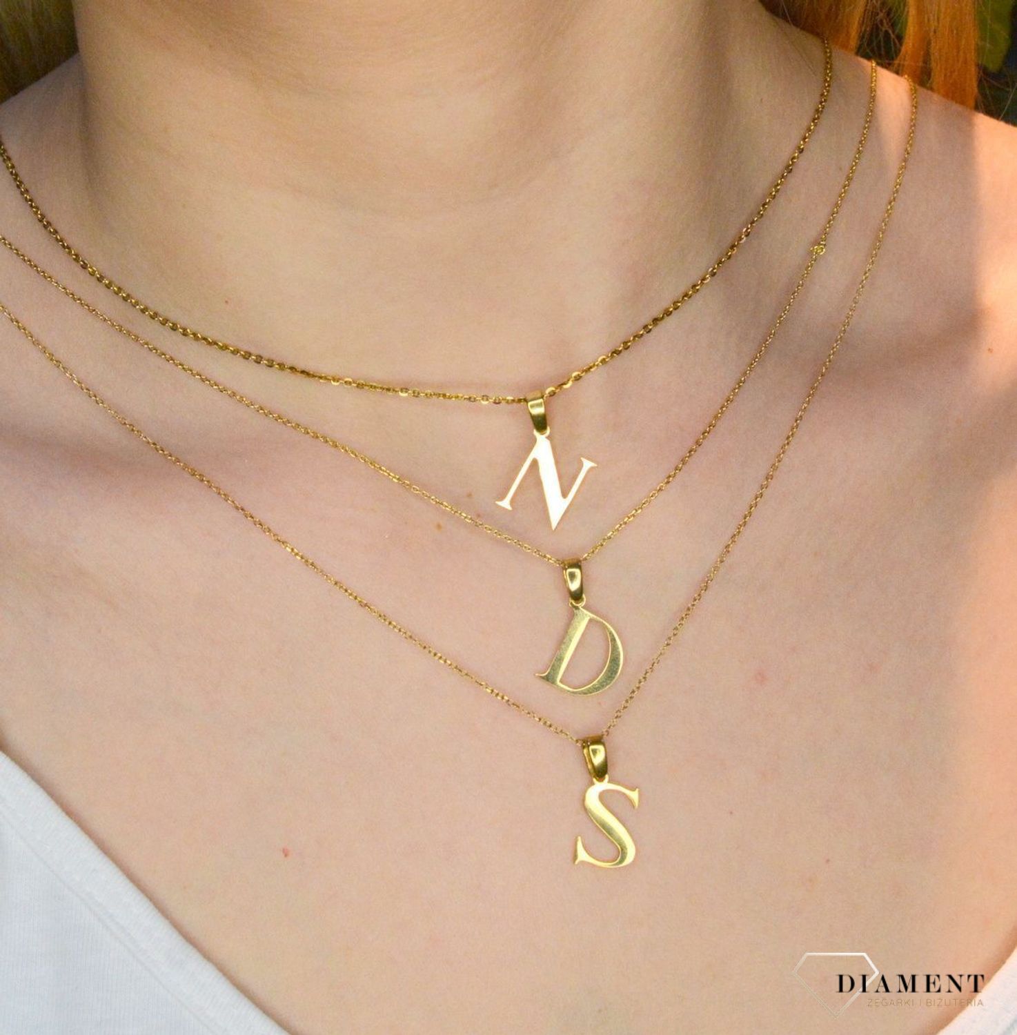 Stalowa zawieszka pozłacana Literka S 1,5 cm DIA-ZAW-ZS20617-STAL. Jedyna w swoim rodzaju stalowa zawieszka w kształcie literki S. Wisiorek został wykonany ze stali alergicznej w pozłoceniu. Modny wzór zawieszki idealny na preze.JPEG