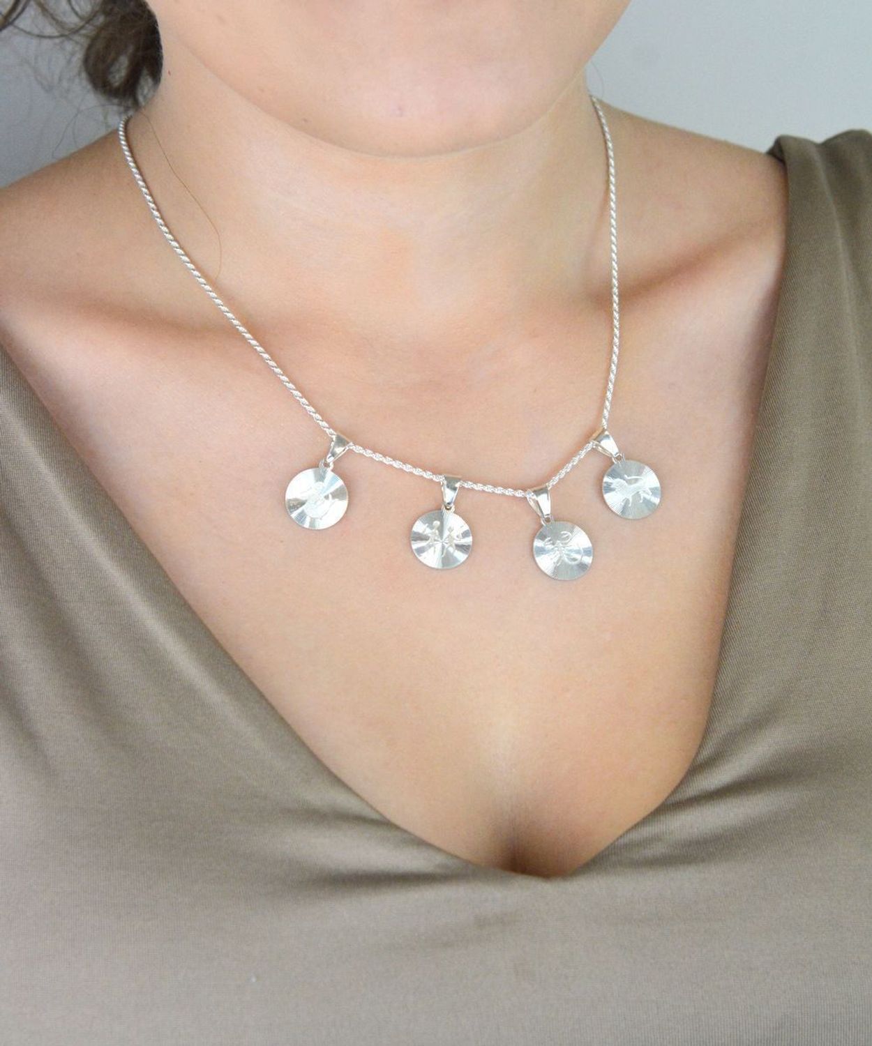 Zawieszka srebrna próby 925 ze znakiem zodiaku Bliźnięta. Wymiary 2,2x1,4 cm, waga 1,62 g. Biżuteria dla osób ciekawych i towarzyskich.1.jpg