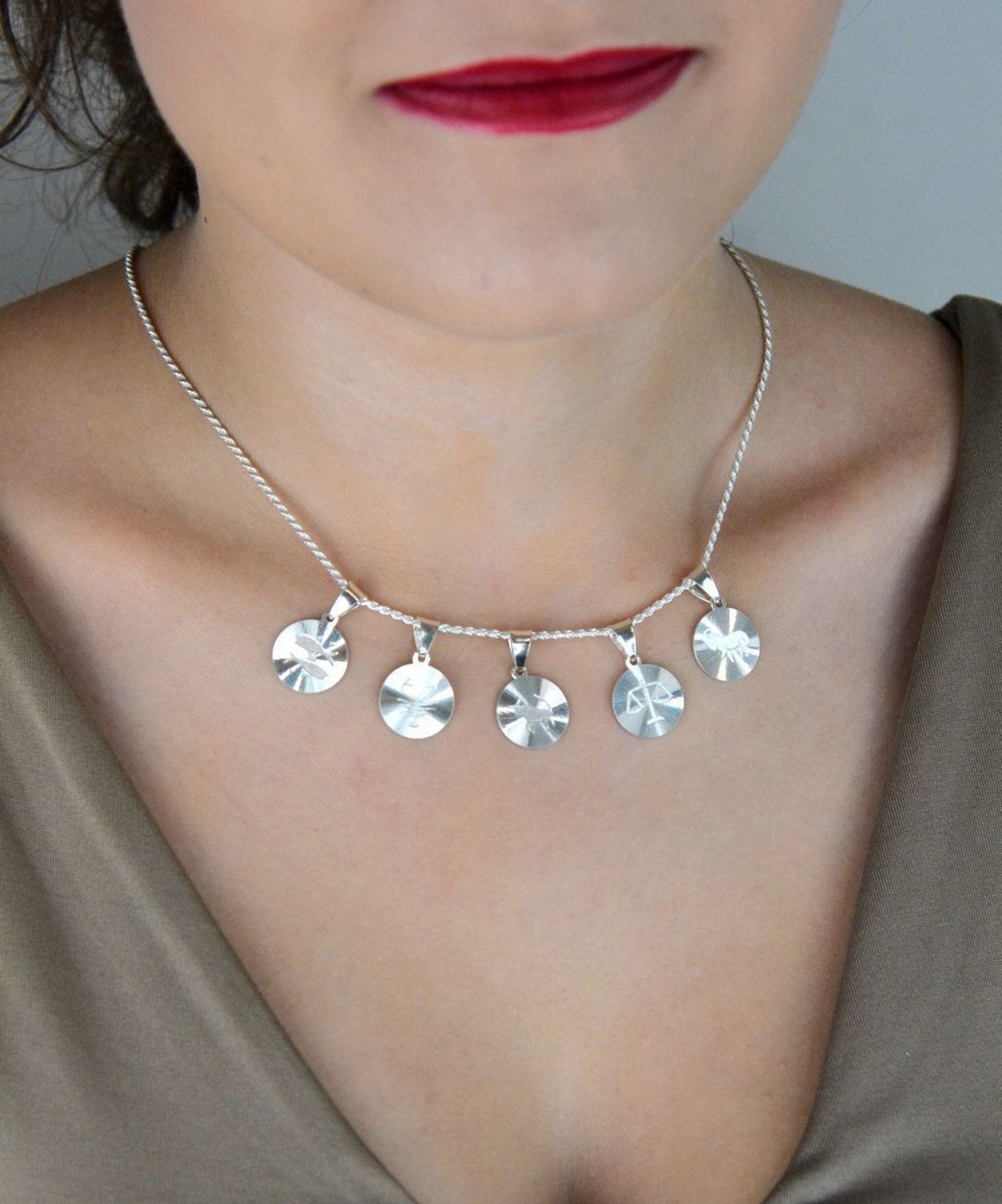 Zawieszka srebrna próby 925 z symbolem Raka na okrągłej blaszce. Wymiary 2,3x1,4 cm, waga 1,58 g. Osobisty talizman astrologiczny.1.jpg