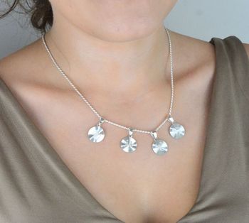 Elegancka srebrna zawieszka z grawerowanym symbolem znaku zodiaku Lew. Wykonana ze srebra 925, idealna jako prezent lub osobisty talizman. Sprawdź ofertę! (2).JPG