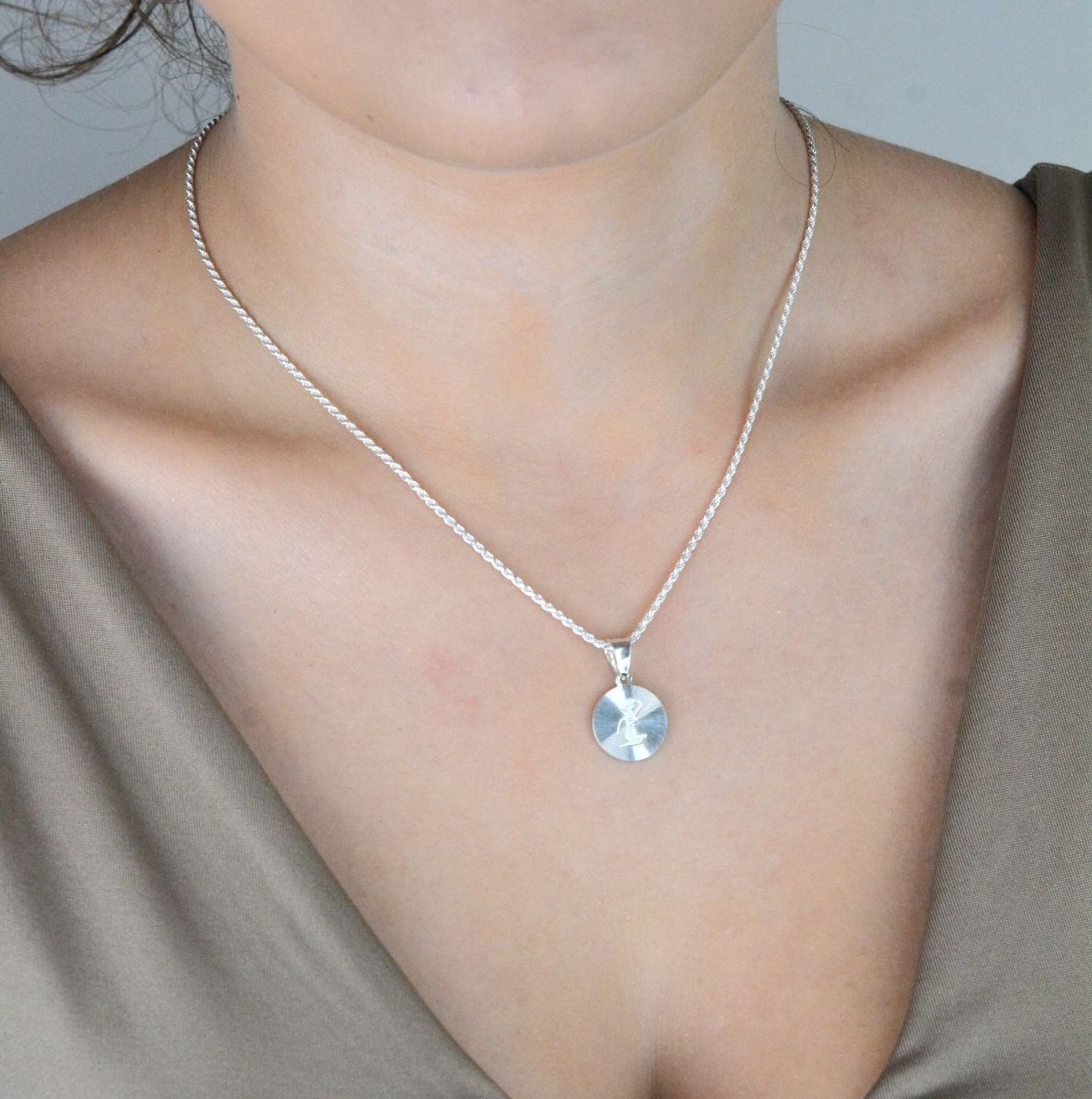 Zawieszka srebrna próby 925 z symbolem Panny. Wymiary 2,2x1,4 cm, waga 1,58 g. Elegancki talizman dla praktycznych i lojalnych osób spod znaku Panny.1.jpg