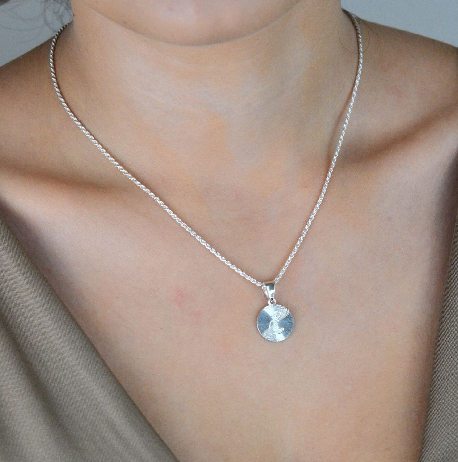 Zawieszka srebrna próby 925 z symbolem Panny. Wymiary 2,2x1,4 cm, waga 1,58 g. Elegancki talizman dla praktycznych i lojalnych osób spod znaku Panny.1.jpg