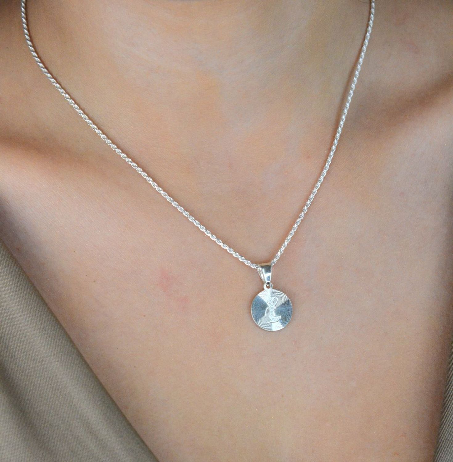 Zawieszka srebrna próby 925 z symbolem Panny. Wymiary 2,2x1,4 cm, waga 1,58 g. Elegancki talizman dla praktycznych i lojalnych osób spod znaku Panny.1.jpg