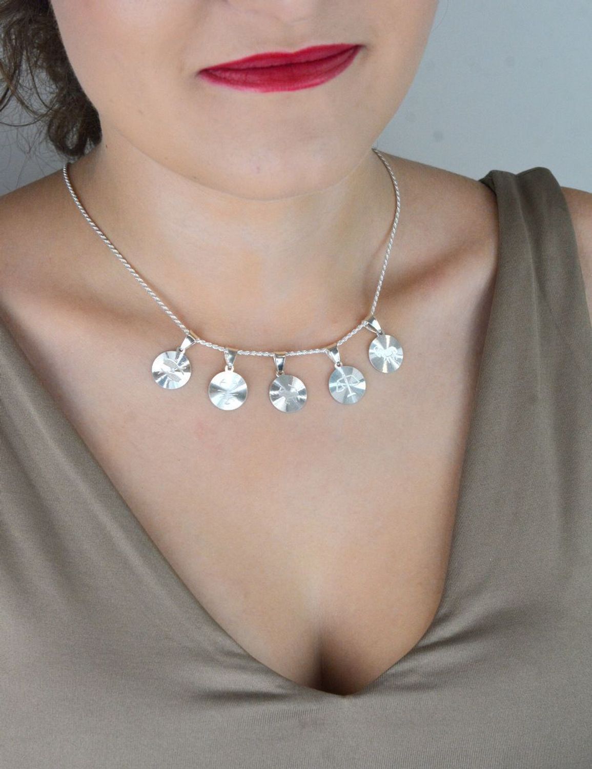 Zawieszka srebrna próby 925 z symbolem znaku Waga. Wymiary 2,2x1,4 cm, waga 1,70 g. Osobista i symboliczna biżuteria astrologiczna.1.jpg