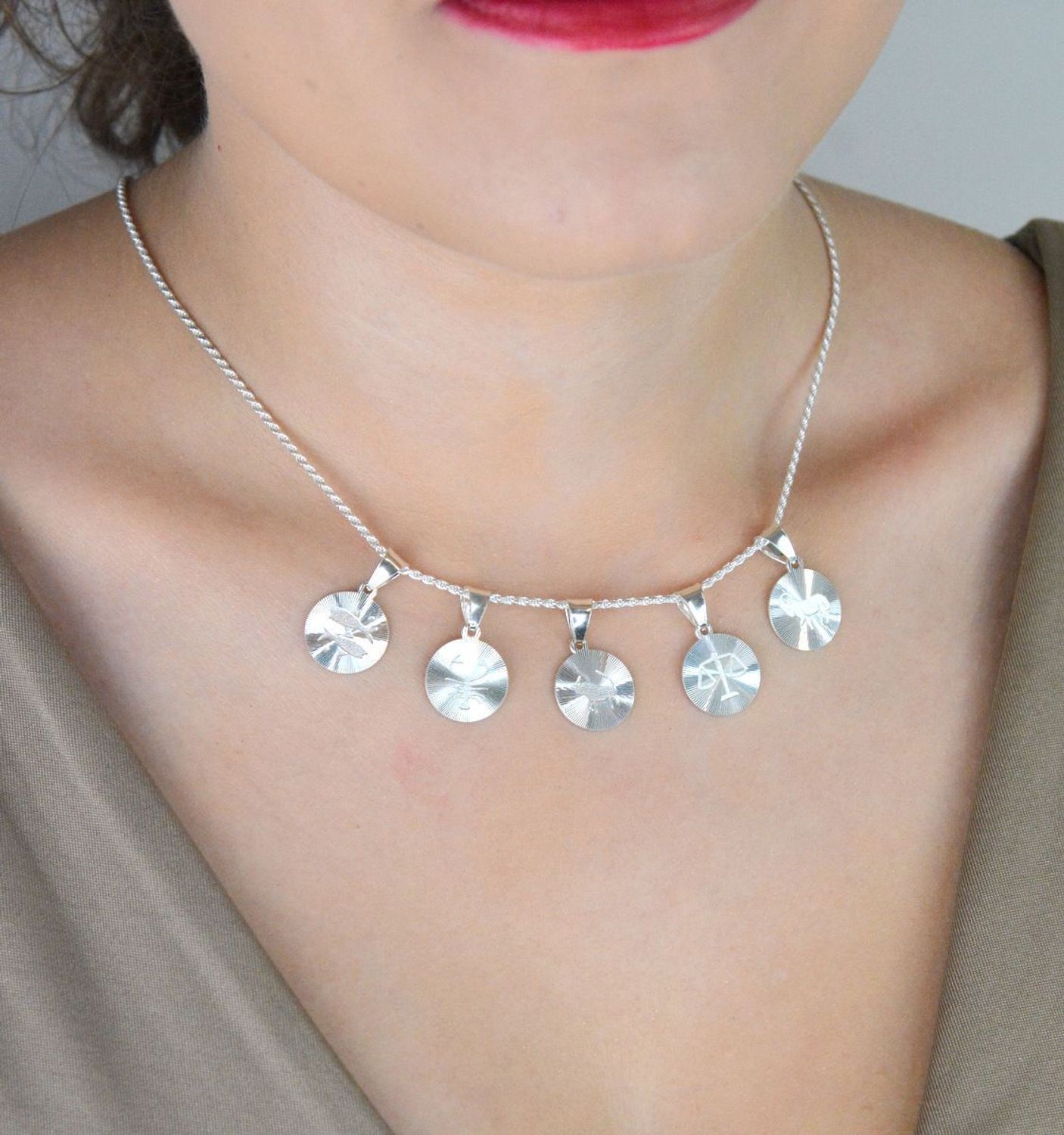 Zawieszka srebrna próby 925 z symbolem znaku Waga. Wymiary 2,2x1,4 cm, waga 1,70 g. Osobista i symboliczna biżuteria astrologiczna.1.jpg