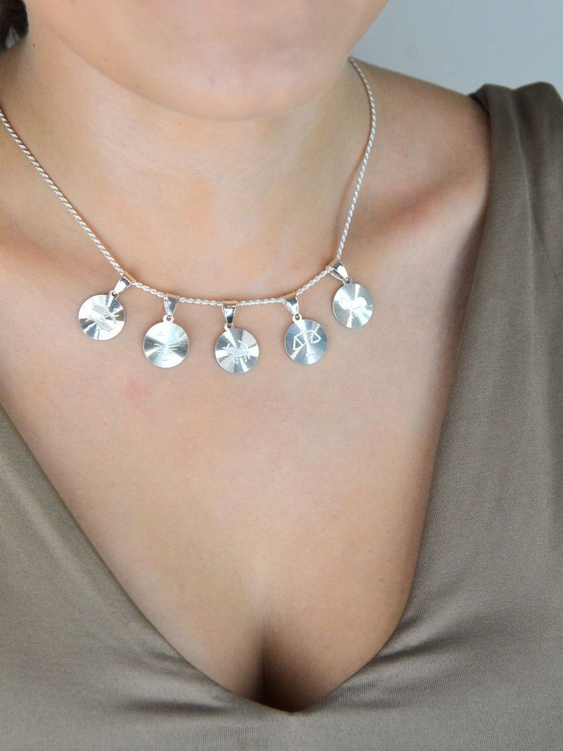 Zawieszka srebrna próby 925 z symbolem znaku Waga. Wymiary 2,2x1,4 cm, waga 1,70 g. Osobista i symboliczna biżuteria astrologiczna.1.jpg