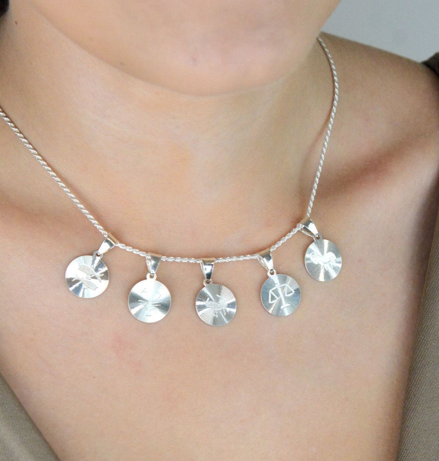 Zawieszka srebrna próby 925 z symbolem znaku Waga. Wymiary 2,2x1,4 cm, waga 1,70 g. Osobista i symboliczna biżuteria astrologiczna.1.jpg