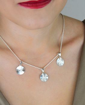 Elegancka srebrna zawieszka z grawerowanym symbolem znaku zodiaku Strzelec. Wykonana ze srebra 925, idealna na prezent lub osobisty amulet. Sprawdź ofertę! (1).JPG