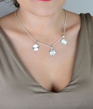 Elegancka srebrna zawieszka z grawerowanym symbolem znaku zodiaku Strzelec. Wykonana ze srebra 925, idealna na prezent lub osobisty amulet. Sprawdź ofertę! (2).JPG