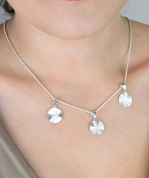 Elegancka srebrna zawieszka z grawerowanym symbolem znaku zodiaku Strzelec. Wykonana ze srebra 925, idealna na prezent lub osobisty amulet. Sprawdź ofertę! (3).JPG