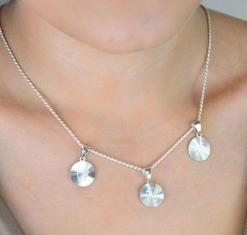 Elegancka srebrna zawieszka z grawerowanym symbolem znaku zodiaku Strzelec. Wykonana ze srebra 925, idealna na prezent lub osobisty amulet. Sprawdź ofertę! (4).JPG