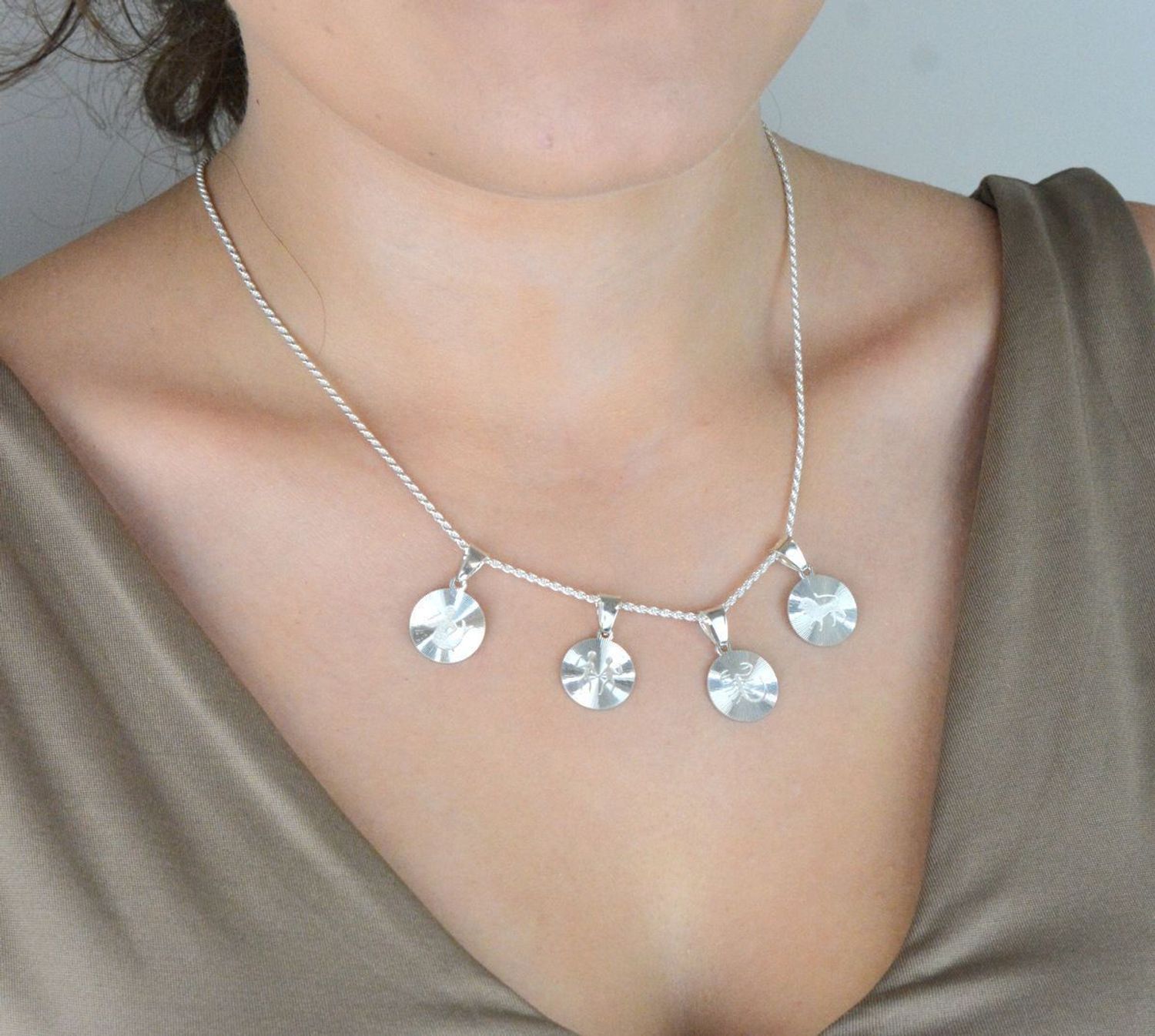 Srebrna zawieszka damska z próby 925 ze znakiem zodiaku Skorpion. Elegancka, okrągła forma, długość 2,2 cm, idealna na prezent astrologiczny. Model DIA-ZAW-ZSD709-925.1.jpg