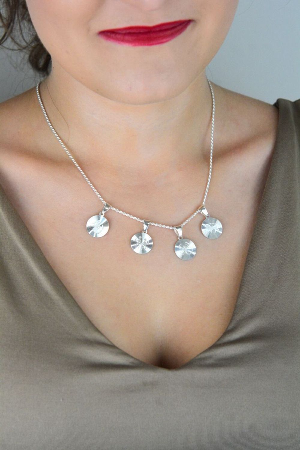 Zawieszka srebrna próby 925 z symbolem Wodnika. Wymiary 2,2x1,4 cm, waga 1,60 g. Osobisty talizman dla kreatywnych i niezależnych.1.jpg