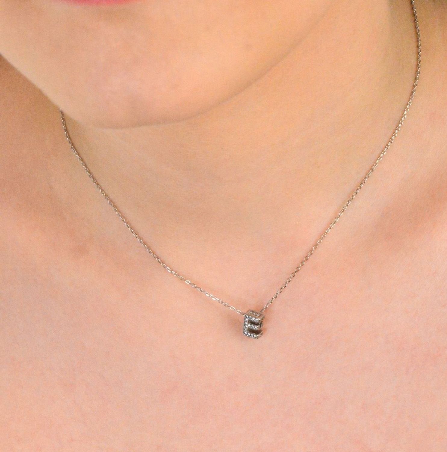 Naszyjnik z literką E wysadzany cyrkoniami DIA-ZAW-literkaE-925-0,5.jpg