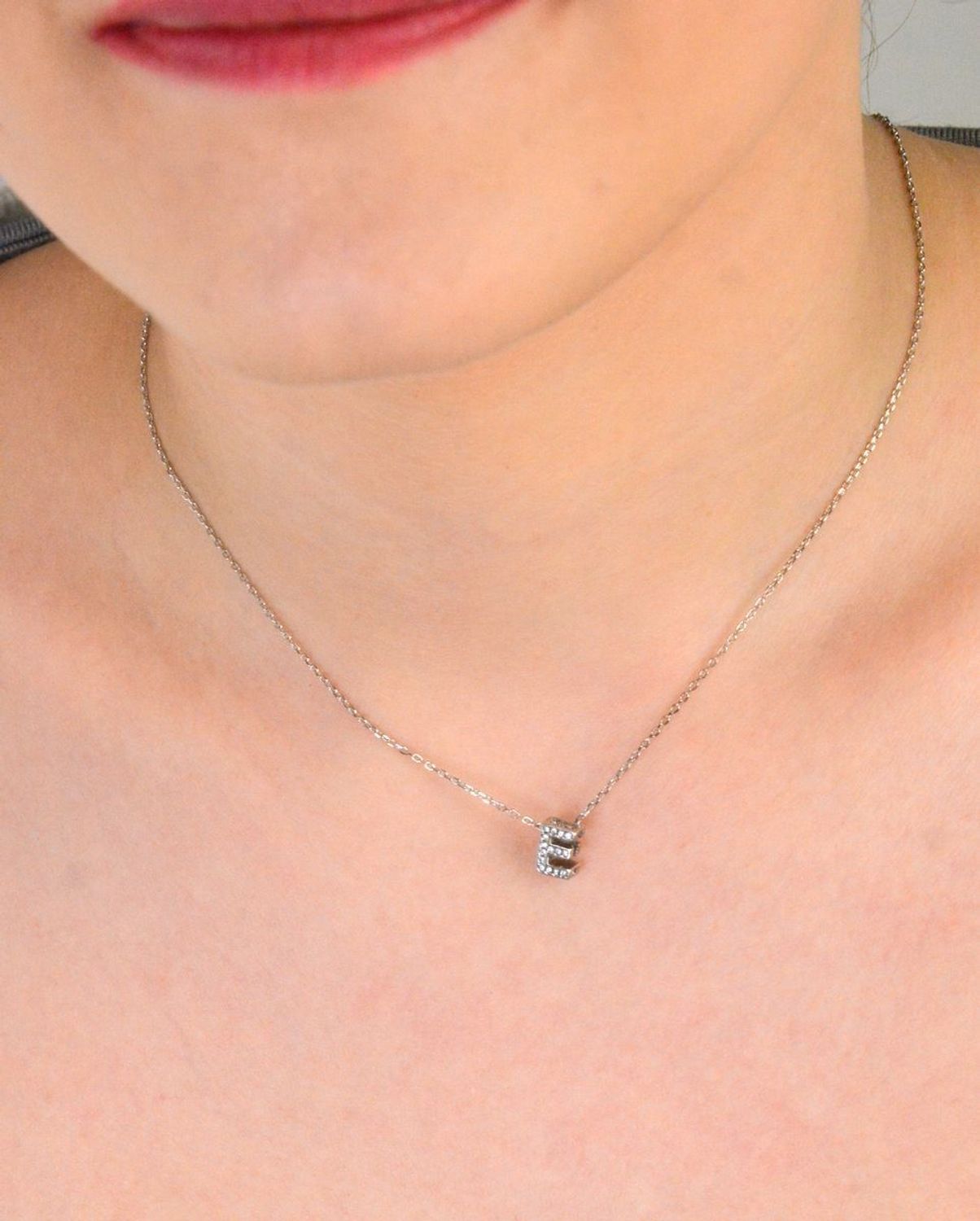 Naszyjnik z literką E wysadzany cyrkoniami DIA-ZAW-literkaE-925-0,5.jpg