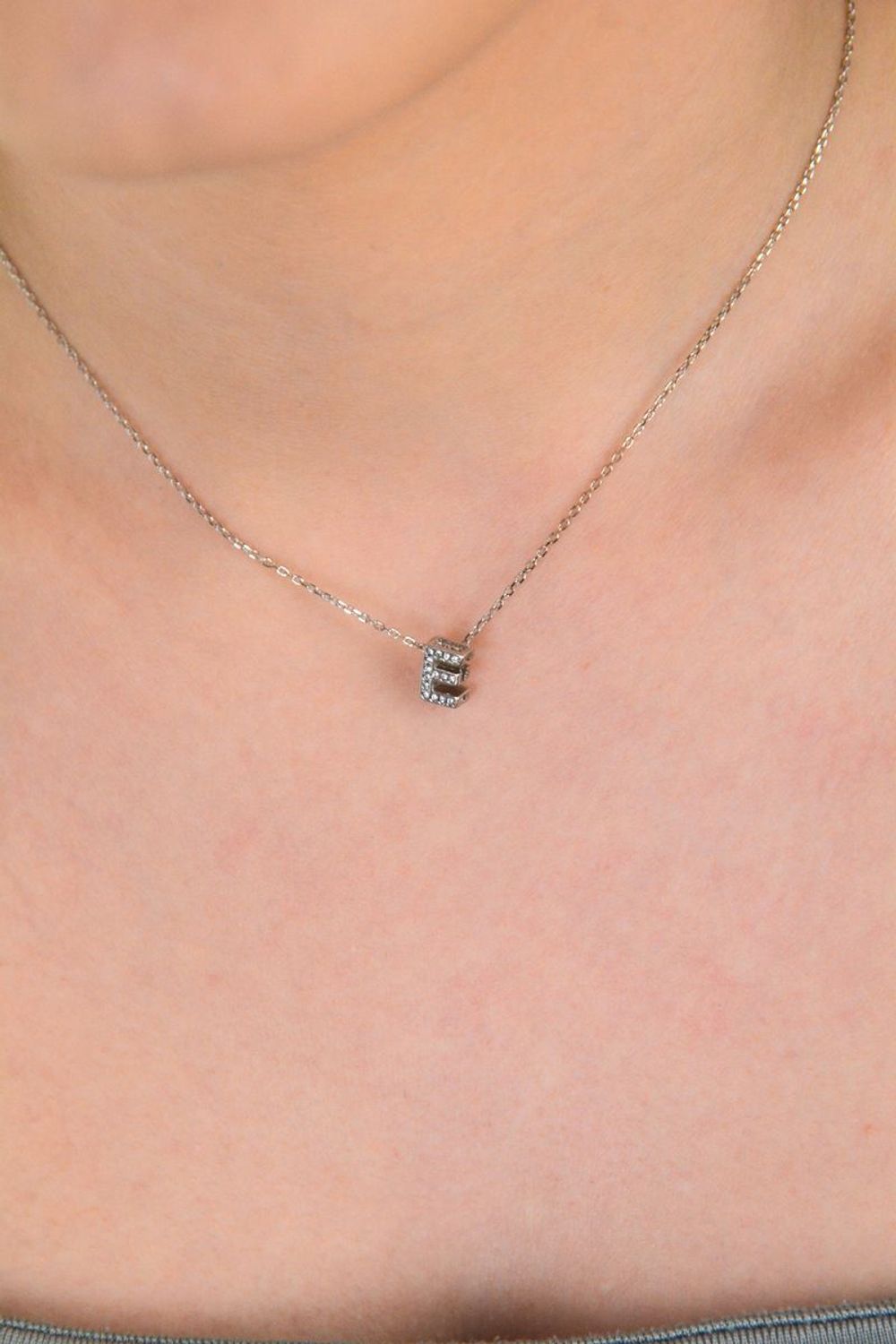 Naszyjnik z literką E wysadzany cyrkoniami DIA-ZAW-literkaE-925-0,5.jpg