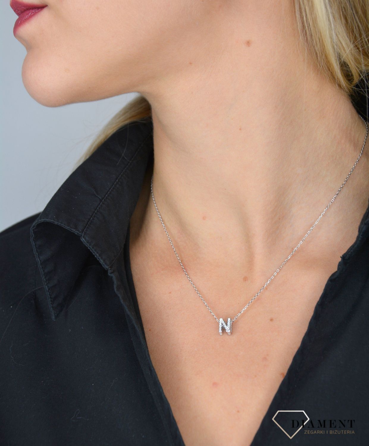 Naszyjnik z literką N wysadzany cyrkoniami.jpg