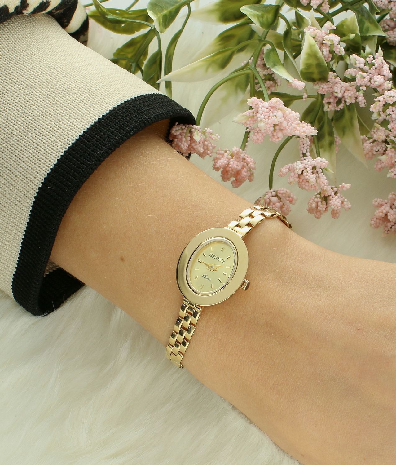 Zegarek złoty damski GENEVE próba 585, DIA-ZEG-12143-585 Czasomierz posiada tarczę w nieskazitelnym złotym kolorze emanującą subtelnością. Elegancka bransoleta biżuteryjna sprawia,.jpg