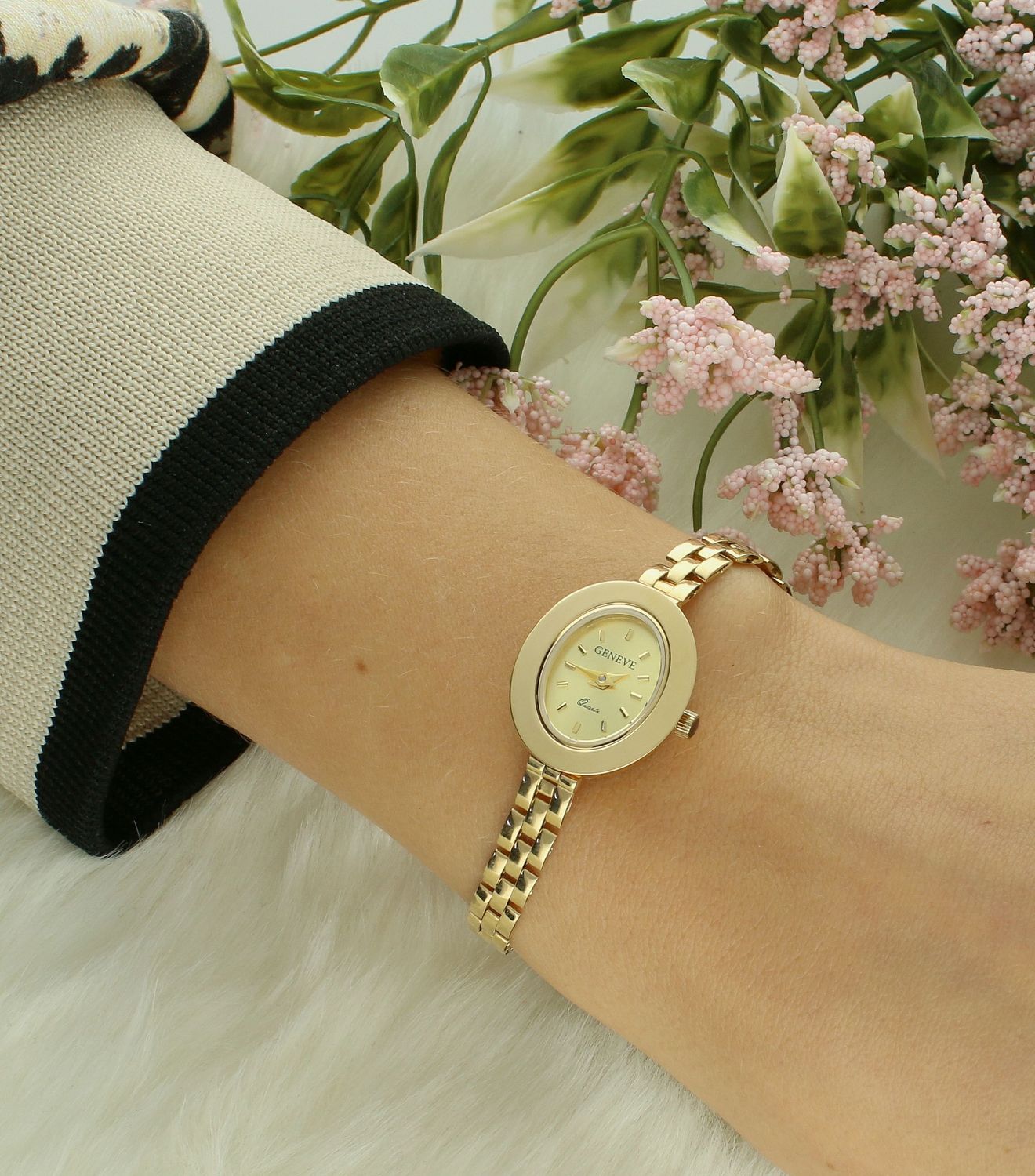 Zegarek złoty damski GENEVE próba 585, DIA-ZEG-12143-585 Czasomierz posiada tarczę w nieskazitelnym złotym kolorze emanującą subtelnością. Elegancka bransoleta biżuteryjna sprawia,.jpg