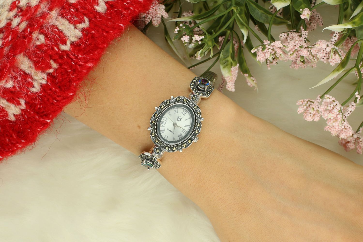 Zegarek srebrny z markazytami, DIA-ZEG-12662-925 wyposażony jest w kwarcowy mechanizm, zasilany za pomocą baterii. 1.jpg