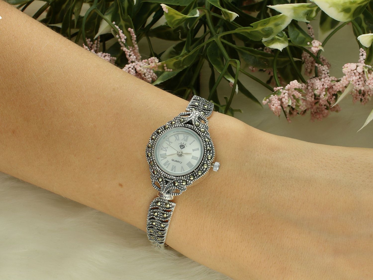 Zegarek damski srebrny z markazytami próba 925, DIA-ZEG-12667-925 wyposażony jest w kwarcowy mechanizm, zasilany za pomocą baterii. Posiada bardzo wysoką dokładność mierzenia11.jpg