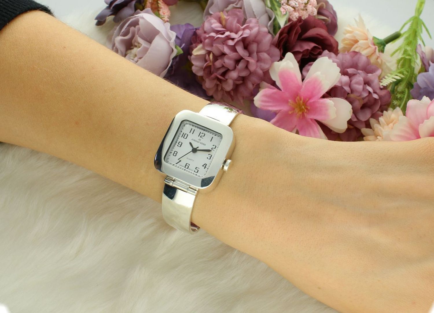 Zegarek srebrny JORDAN KERR DIA-ZEG-12879-925 Zegarek damski srebrny sztywna bransoleta DIA-ZEG-12879-925 wyposażony jest w kwarcowy mechanizm, zasilany za pomocą baterii1.jpg