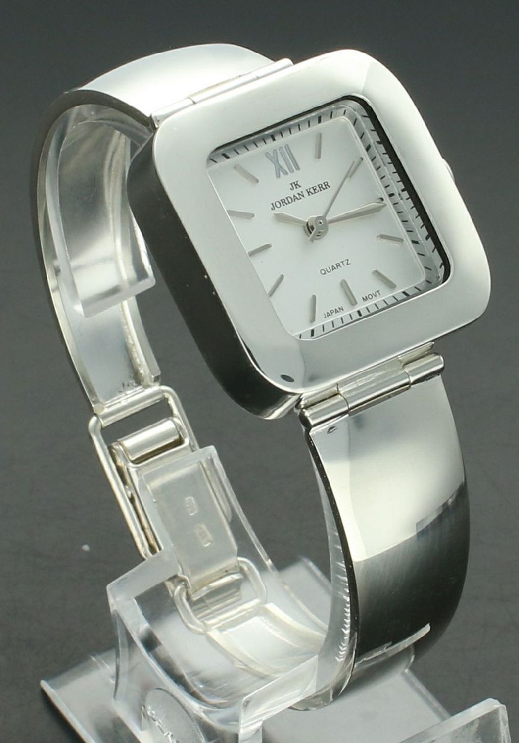 Zegarek srebrny kwadratowy JORDAN KERR DIA-ZEG-12880-925 Zegarek damski srebrny sztywna bransoleta DIA-ZEG-12880-925 wyposażony jest w kwarcowy mechanizm, zasilany za pomocą baterii.1.jpg