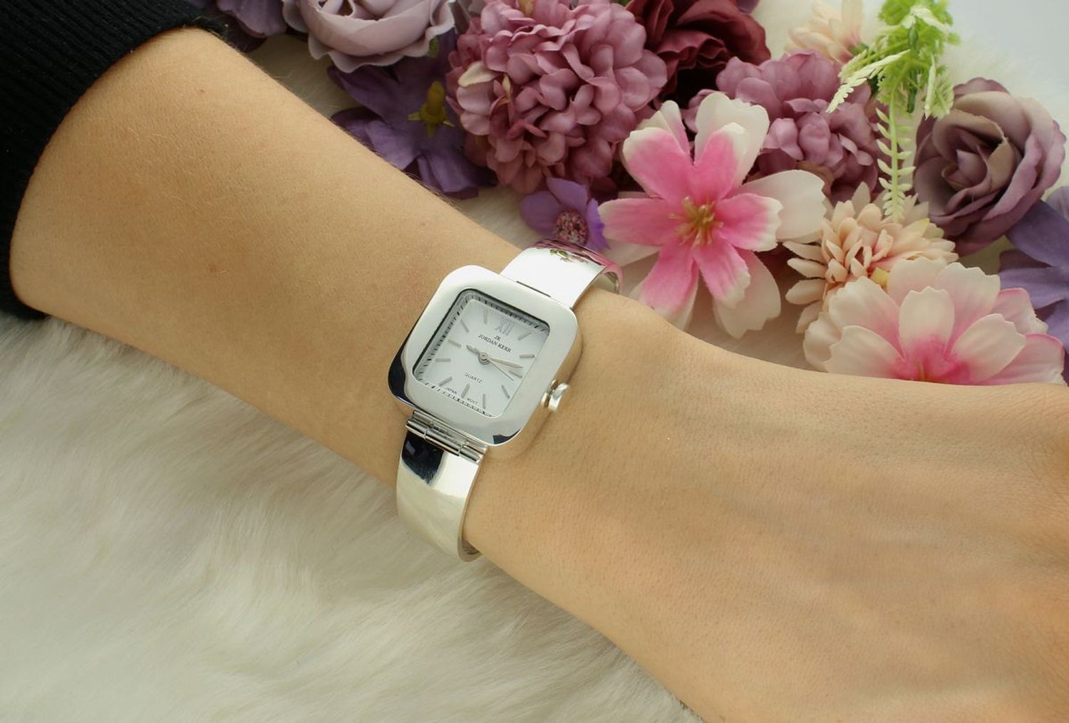 Zegarek srebrny kwadratowy JORDAN KERR DIA-ZEG-12880-925 Zegarek damski srebrny sztywna bransoleta DIA-ZEG-12880-925 wyposażony jest w kwarcowy mechanizm, zasilany za pomocą baterii.1.jpg